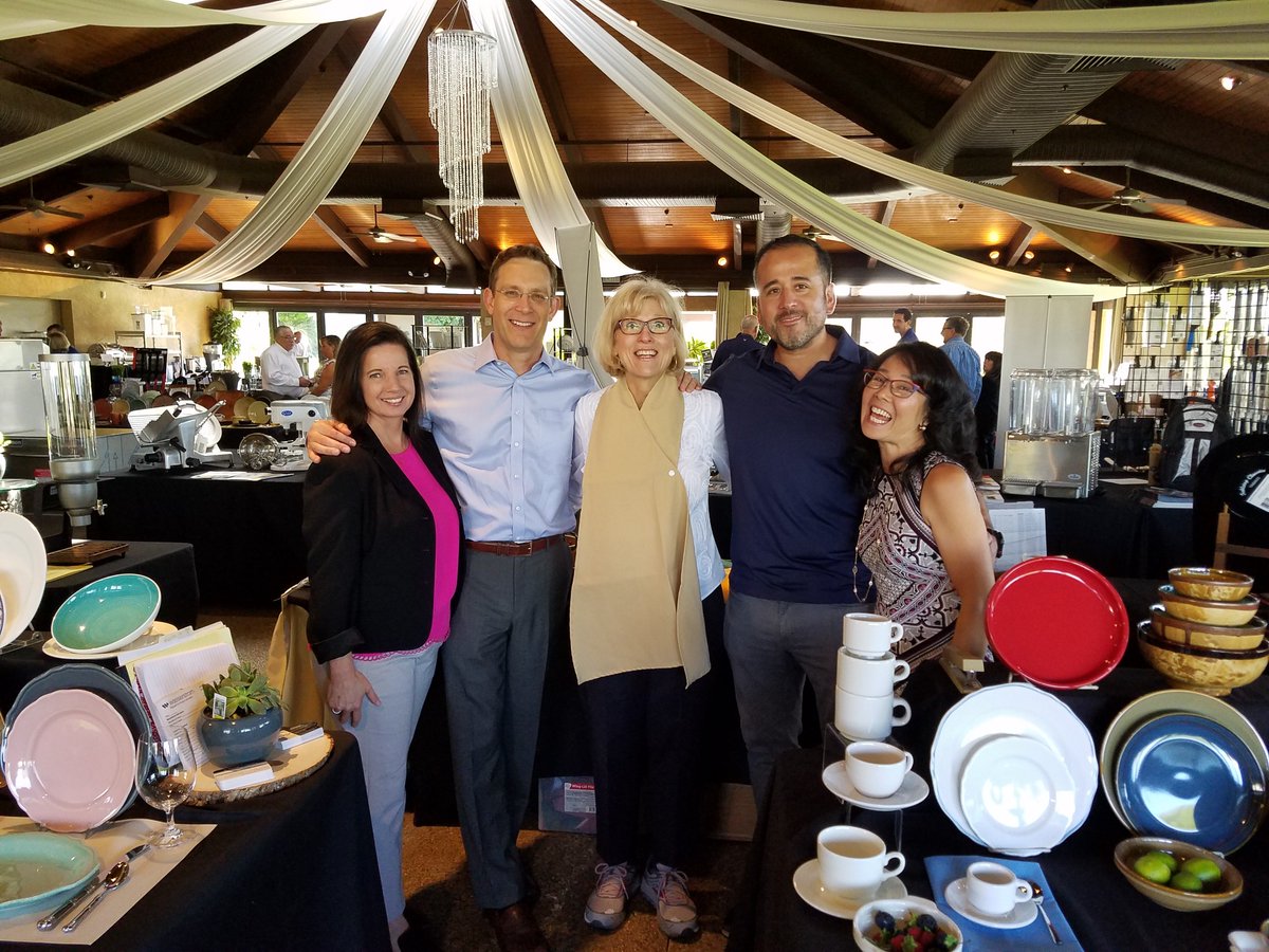 SnapDrapeHosp's tweet photo. We enjoyed our time at the @wasserstrom "Hot Trends & Cool Products" Fall Showcase. Good times with friends in the #hospitality industry 😀 #SnapDrape #linens #tabletop https://t.co/hefDjIvuJb