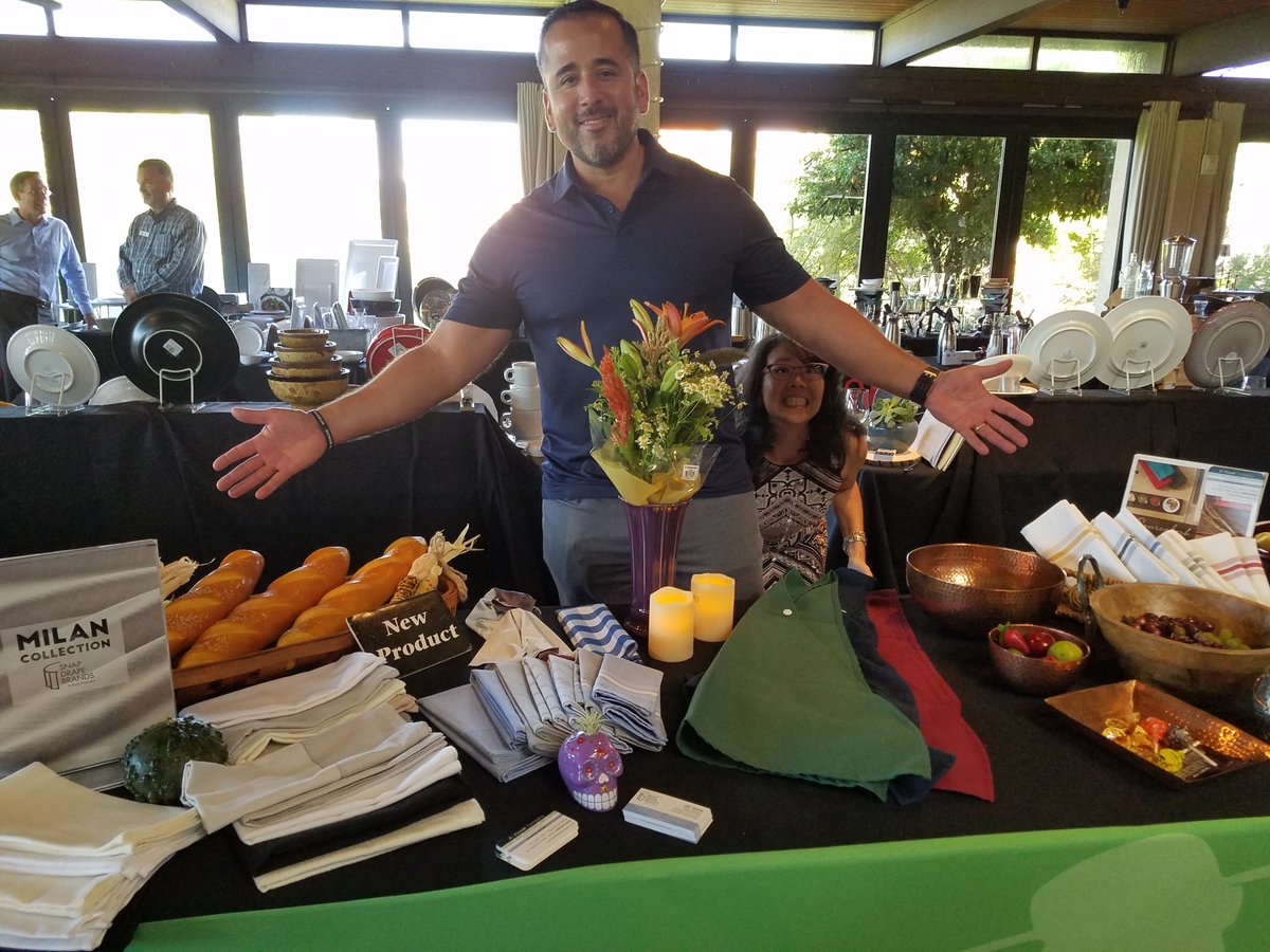 SnapDrapeHosp's tweet photo. We enjoyed our time at the @wasserstrom "Hot Trends & Cool Products" Fall Showcase. Good times with friends in the #hospitality industry 😀 #SnapDrape #linens #tabletop https://t.co/hefDjIvuJb