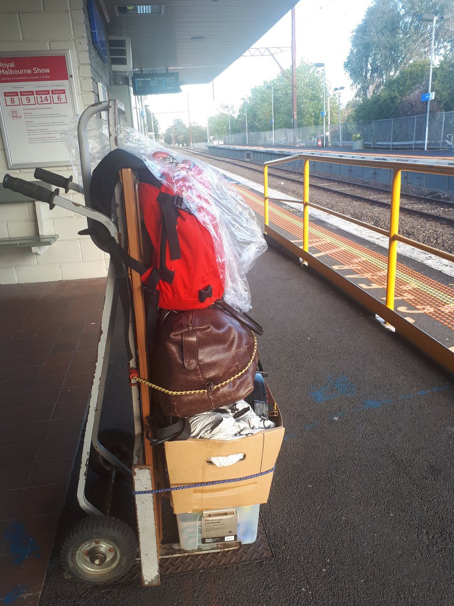 culturecycle01's tweet photo. Quiet morning at Dennis station en route to @Coodabeens #coodabeens OB @MCG for #AFL finals. No Tigers but I have #knitting machines https://t.co/WMbl4B9aH2