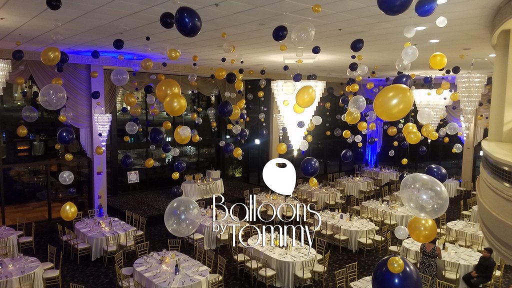 balloonsbytommy's tweet photo. An organic wave welcomed the guests into the building while bubble strands covered the ceiling inside creating a "Balloon Glam" look that's both elegant and fun!

#balloons #balloondecor #wedding #balloonglam #navy #gold #weddingdecor #weddingdesign #weddingideas https://t.co/FoQEfIPmwP
