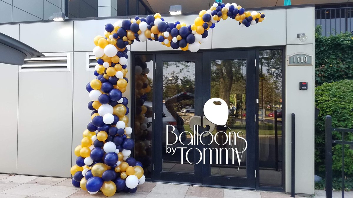 balloonsbytommy's tweet photo. An organic wave welcomed the guests into the building while bubble strands covered the ceiling inside creating a "Balloon Glam" look that's both elegant and fun!

#balloons #balloondecor #wedding #balloonglam #navy #gold #weddingdecor #weddingdesign #weddingideas https://t.co/FoQEfIPmwP