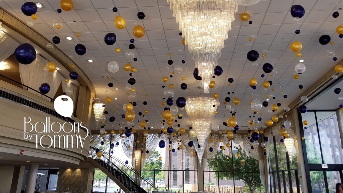 balloonsbytommy's tweet photo. An organic wave welcomed the guests into the building while bubble strands covered the ceiling inside creating a "Balloon Glam" look that's both elegant and fun!

#balloons #balloondecor #wedding #balloonglam #navy #gold #weddingdecor #weddingdesign #weddingideas https://t.co/FoQEfIPmwP