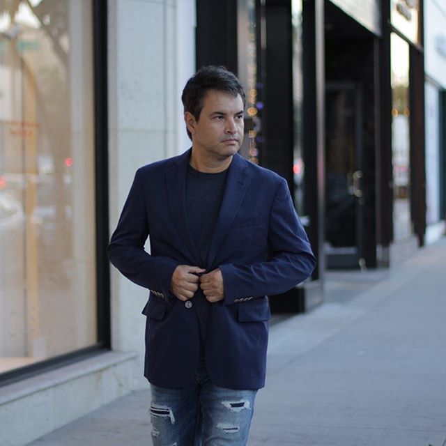 Fall is here and I’m starting to wear more jackets. Perfect for evening events in Beverly Hills. 📷 @RossanaVanoni
.
.
.
.
.
. #menstyleguide #menswear #menwithclass #mensweardaily #menfashiontips #douglaslagos #jackets #jacketstyle #mensjacket #denim #denimjeans #jeans #jean…