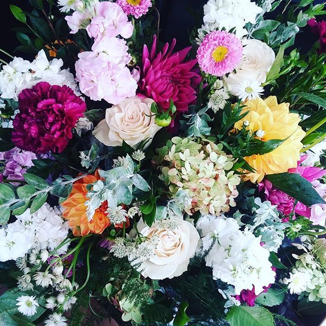 mckenzbotanical's tweet photo. Flowers are good for the soul. Enjoying these amazing local Dahlias before the frost comes!
#buylocal, ,#dahlia, #freshflowerdelivery, #wncflowers , #mckenziebotanicals https://t.co/zxzK6yjSOi https://t.co/TlrAoxdmTB