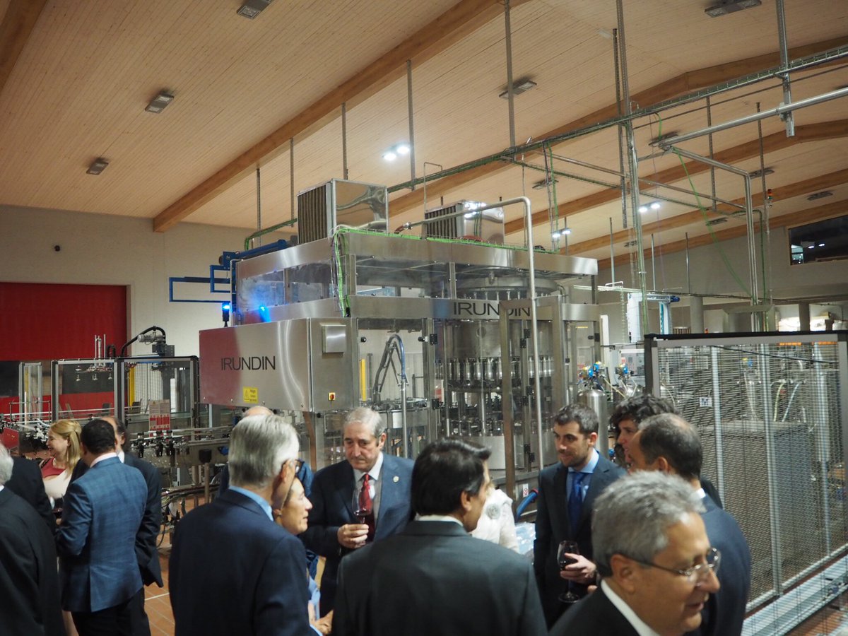 secot22's tweet photo. Cena de gala de #secot18 en un emplazamiento espectacular: @BodegasArzuaga https://t.co/AqMGXFR59j