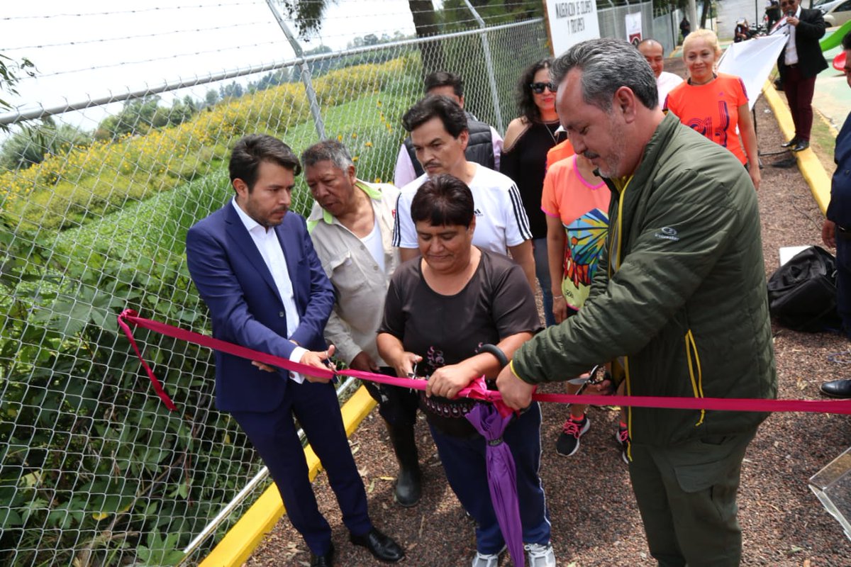 TlahuacRenace's tweet photo. Este 28.09.18 el JD @arturomedinap, en compañía de vecinos y del Dip. electo @RigoSalgadoV inauguró la primera #Trotapista y #Ciclovía en Calle Rafael Castillo, Col. San José, San Pedro #Tláhuac
Encaminamos un mejor futuro con más alternativas para el deporte y sano esparcimiento https://t.co/69dCC9n1WJ