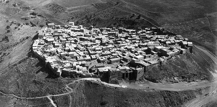 syria_throwback's tweet photo. Aerial view of the village settled in the precincts of Qalaat al Mudiq, #Hama, 1936. https://t.co/ChnMQ6kSWU