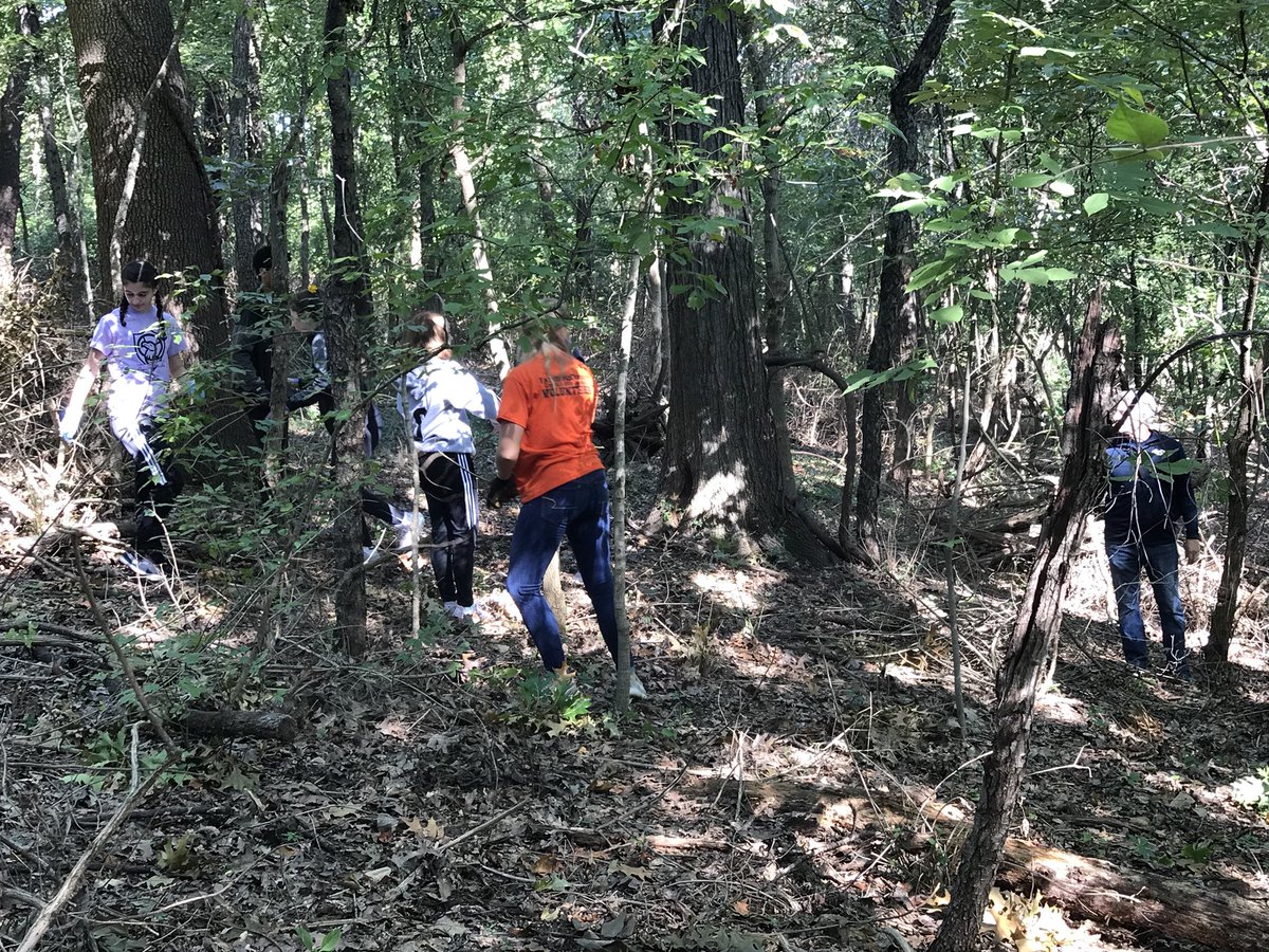 StRoseHouse's tweet photo. First All School Service day of 2018✅ spent their morning with @HouseStNicholas @steashouse cutting honeysuckle and piling up the branches and Mr Lombardi @FMCHS_PRINCIPAL even got in on the fun! #ServingTheCultureOfLife #StRoseRocks #WeAreGriffins https://t.co/5yFEsUoO9R