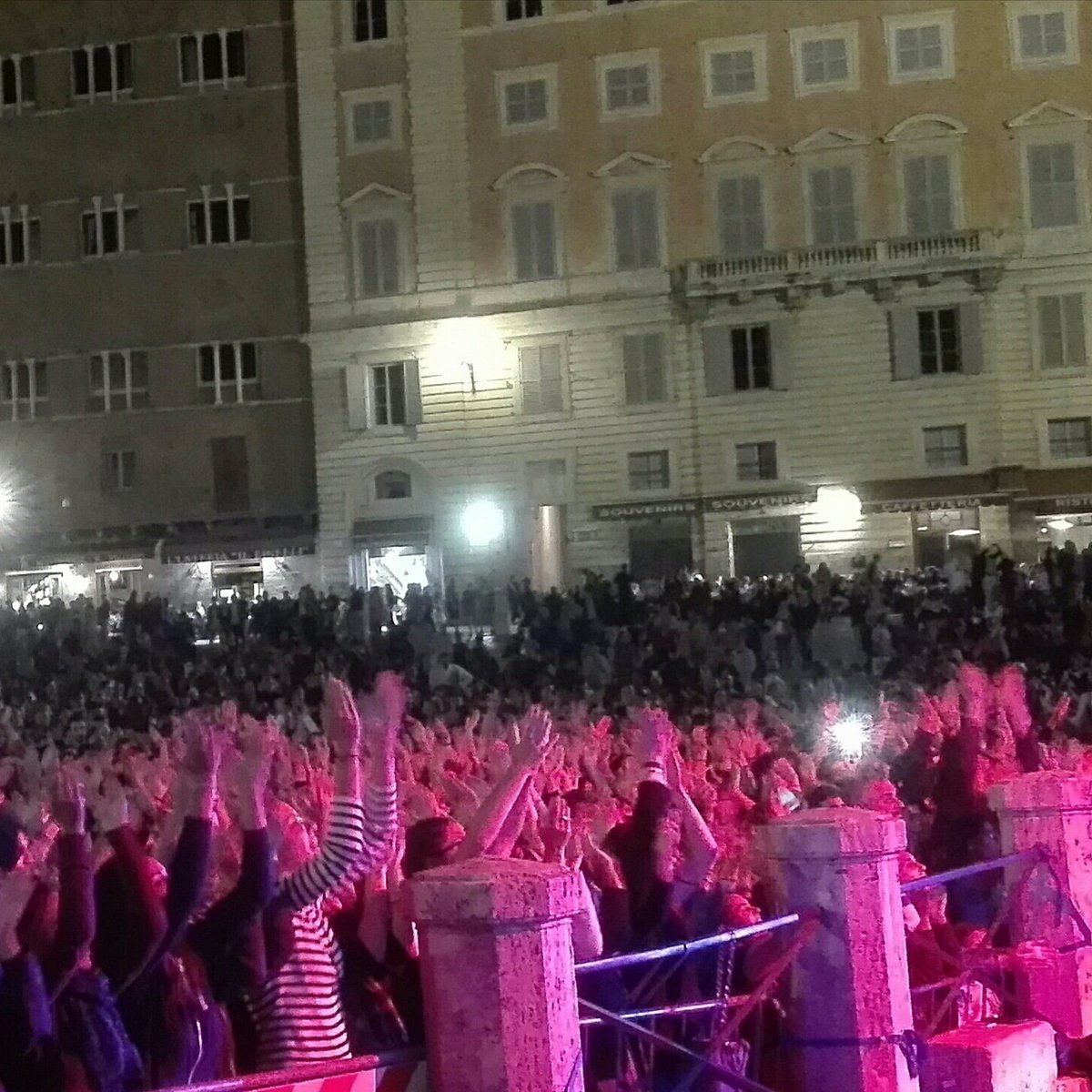 unisiena's tweet photo. Gli Espana Circo.Este in attesa de Lo Stato Sociale e il saluto del rettore Francesc Frati. #Bright18 Notte dei Ricercatori a Siena https://t.co/KVovaMp5kI