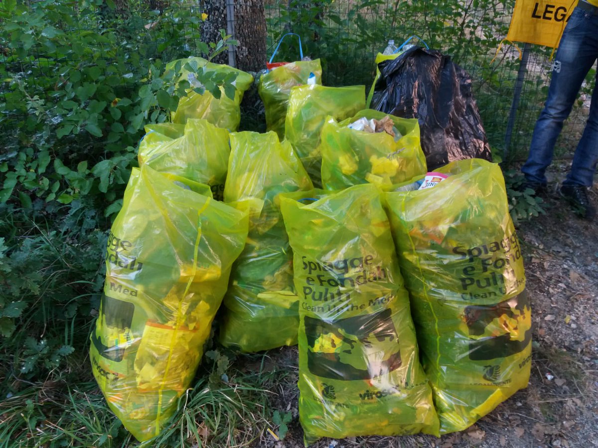 Foto di gruppo finale al termine della prima giornata di #puliamoilmondo dai pregiudizi con rifiuti raccolti. Grazie ai ragazzi del CAS Cascina Garden.