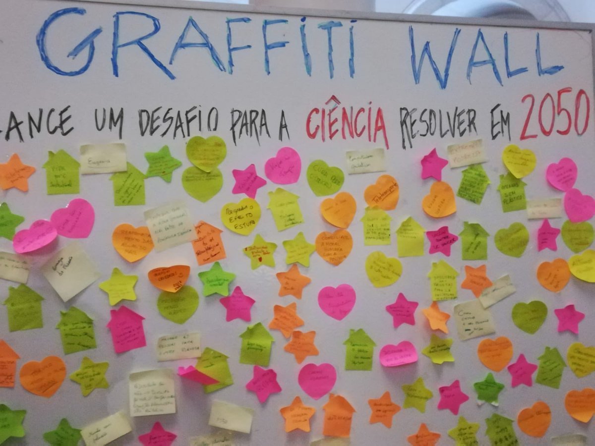 icsunivlisboa's tweet photo. A Graffiti Wall da #NEI2018 está cheia de desafios, lançados pelos visitantes, para a ciência resolver em 2050. Que ideias gostavam de lançar aos investigadores do @icsunivlisboa ? 😊 https://t.co/1gpM4KSvX8