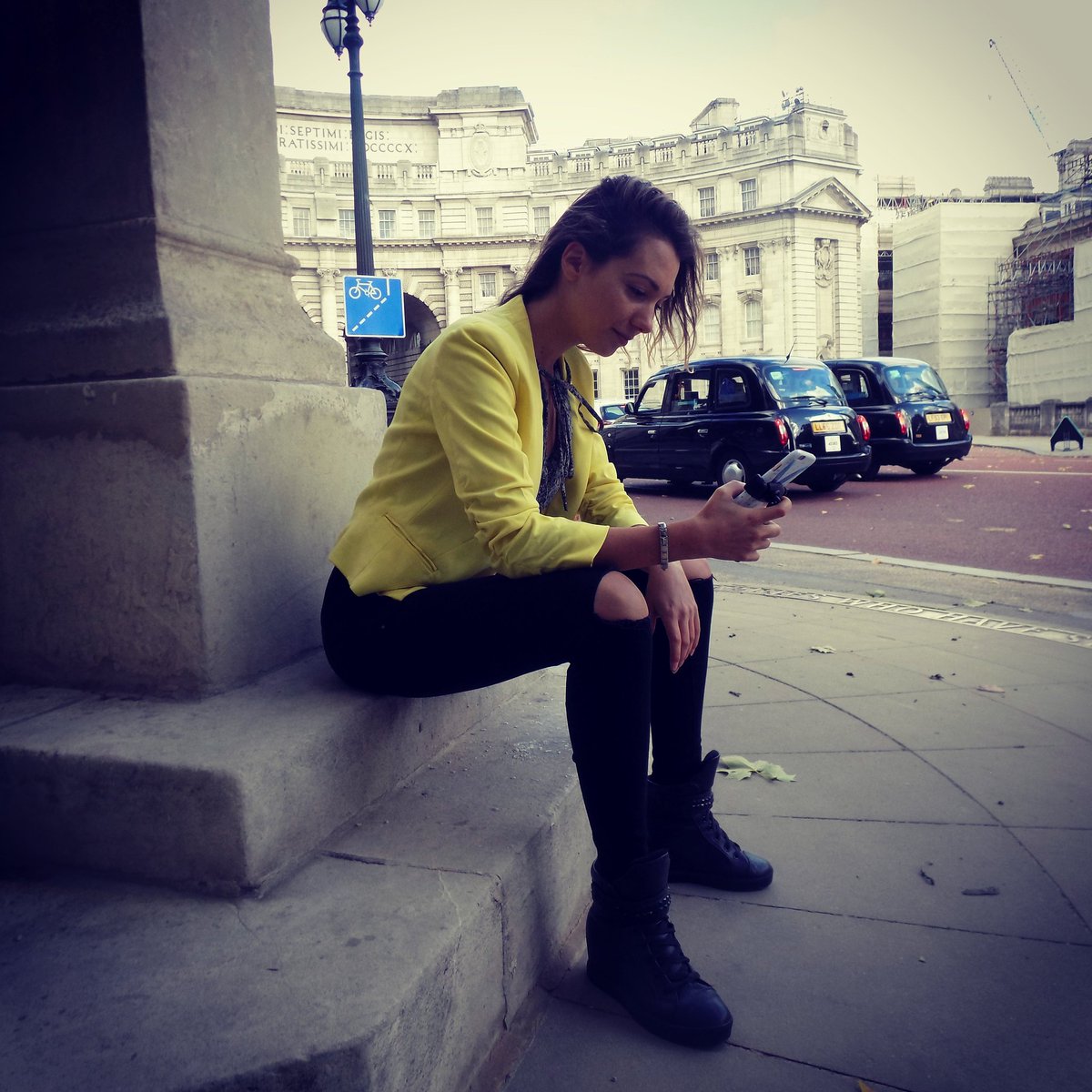 handeeholder's tweet photo. it's a sitting down thing ! https://t.co/Bxu8FCXuEn