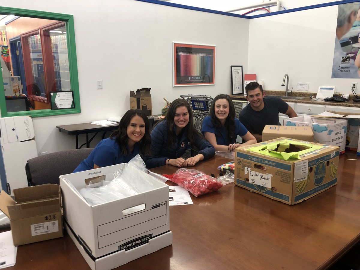 StephZepelin's tweet photo. I had a great time volunteering at @TTindy with the @WISH_TV crew today for @IndyDoDay! Volunteering is a big part of my life and I'm glad I could share it with my coworkers! #letsdothis #idd2018 https://t.co/BTGFONOKpk