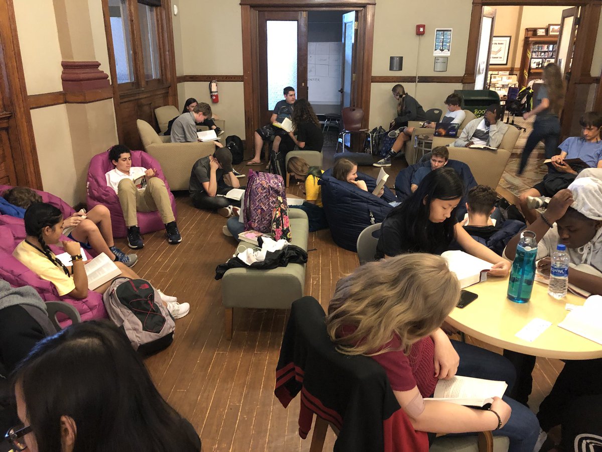 LNSTEMAC's tweet photo. Reason 10,039 we love our school: it’s Friday night, 6:00, and our community of readers have come together for Reading Night. Social reading then socializing - building thinkers! @LindaBarnesELA @SeanLBlevins https://t.co/GXcCQlqXkB