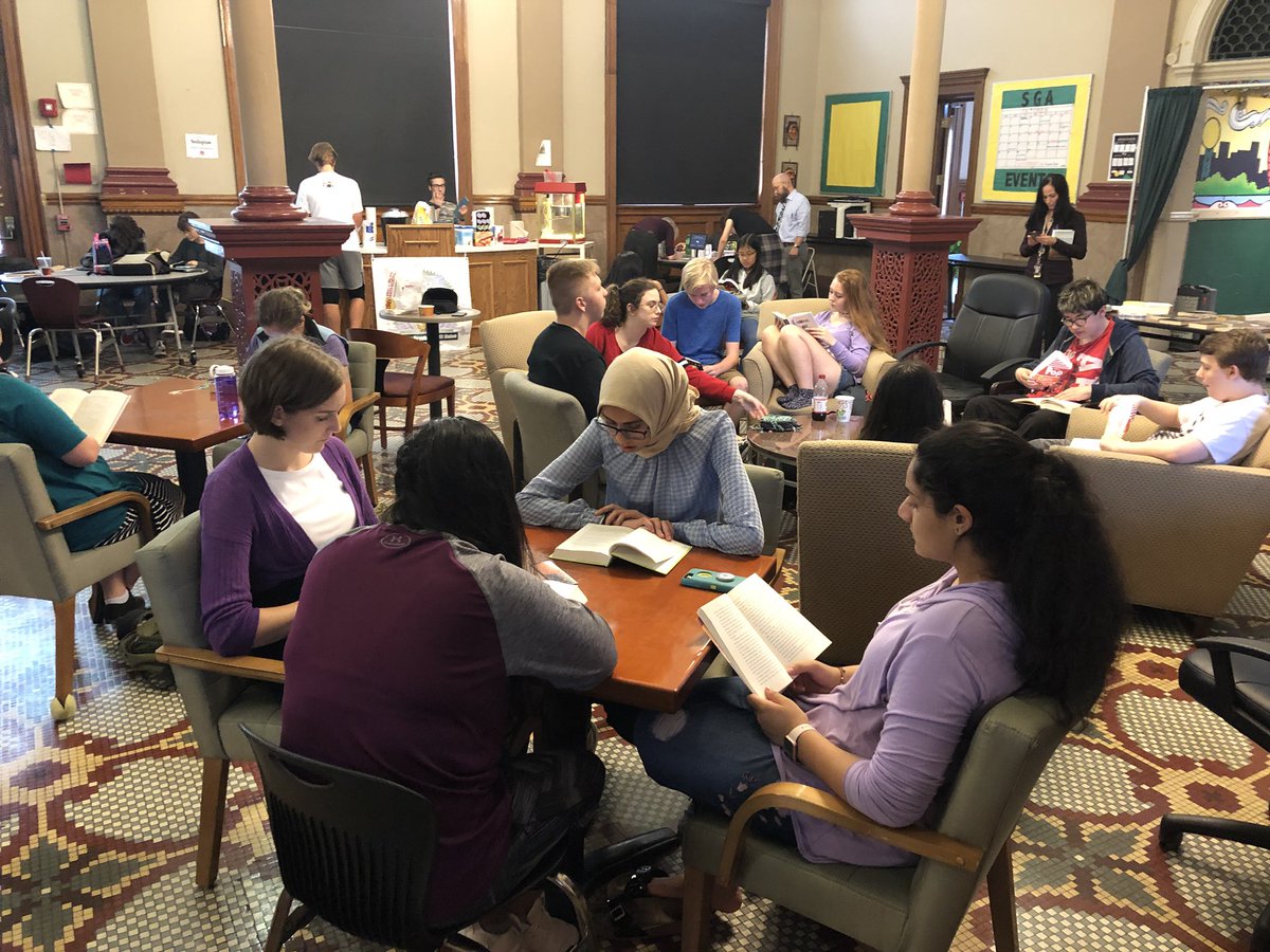 LNSTEMAC's tweet photo. Reason 10,039 we love our school: it’s Friday night, 6:00, and our community of readers have come together for Reading Night. Social reading then socializing - building thinkers! @LindaBarnesELA @SeanLBlevins https://t.co/GXcCQlqXkB