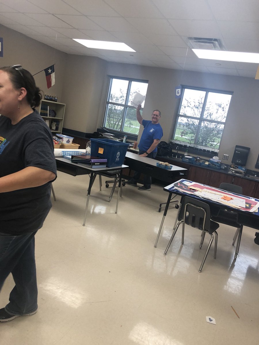 MsJacksonMath's tweet image. After school move party! So glad the 5th grade team pulled together to help y’all! Thanks @rbarnett06 for your help too! @MsLordScience @MrsToure5th @mrscruz5th @Krusscience