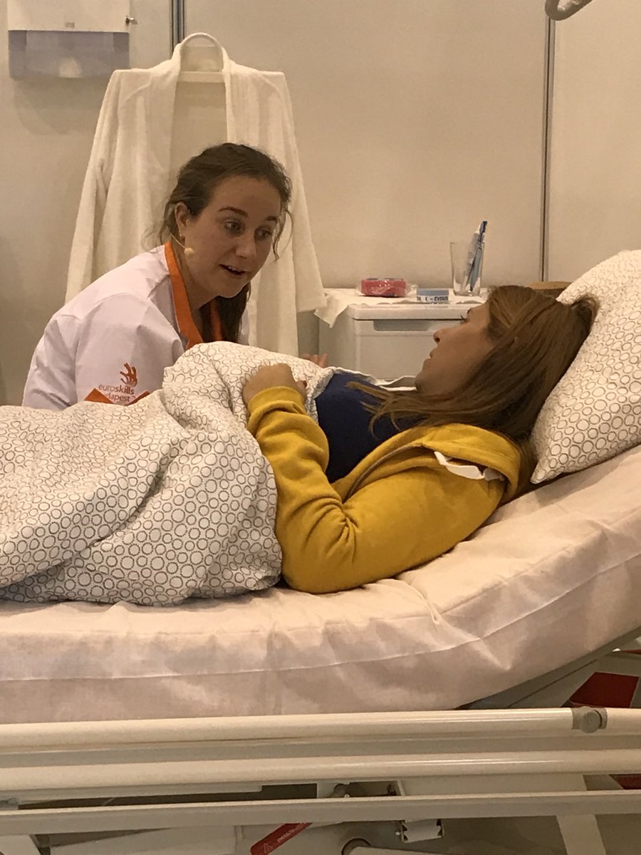 Lianne_Muis's tweet photo. 3 dagen lang heeft Shirley het beste uit zichzelf gehaald. Het was ontroerend om te zien hoe zij bij de acteurs een lach op hun gezicht kreeg terwijl ze ernstig ziek waren en hoe zij danste met een patiënt die niet wilde lopen. We zijn ontzettend trots @WorldSkillsNL @MBOUtrecht https://t.co/wpr5zghkCz