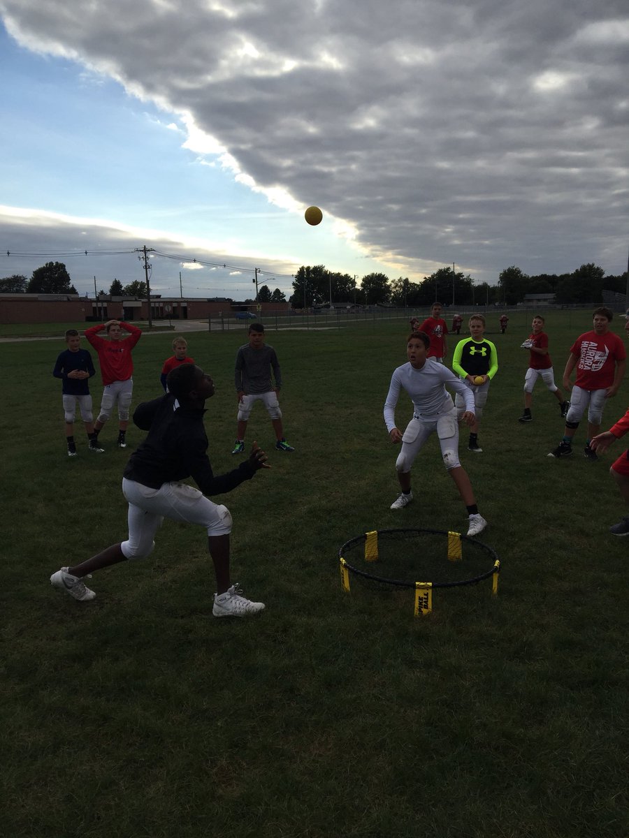 phillipshuskies's tweet photo. When you’re a 7th Grade #aurorahuskies football coach and you’re put in charge of a fun game... #Spikeball #JointheMovement #Roundnet https://t.co/9ADM1wsBUI