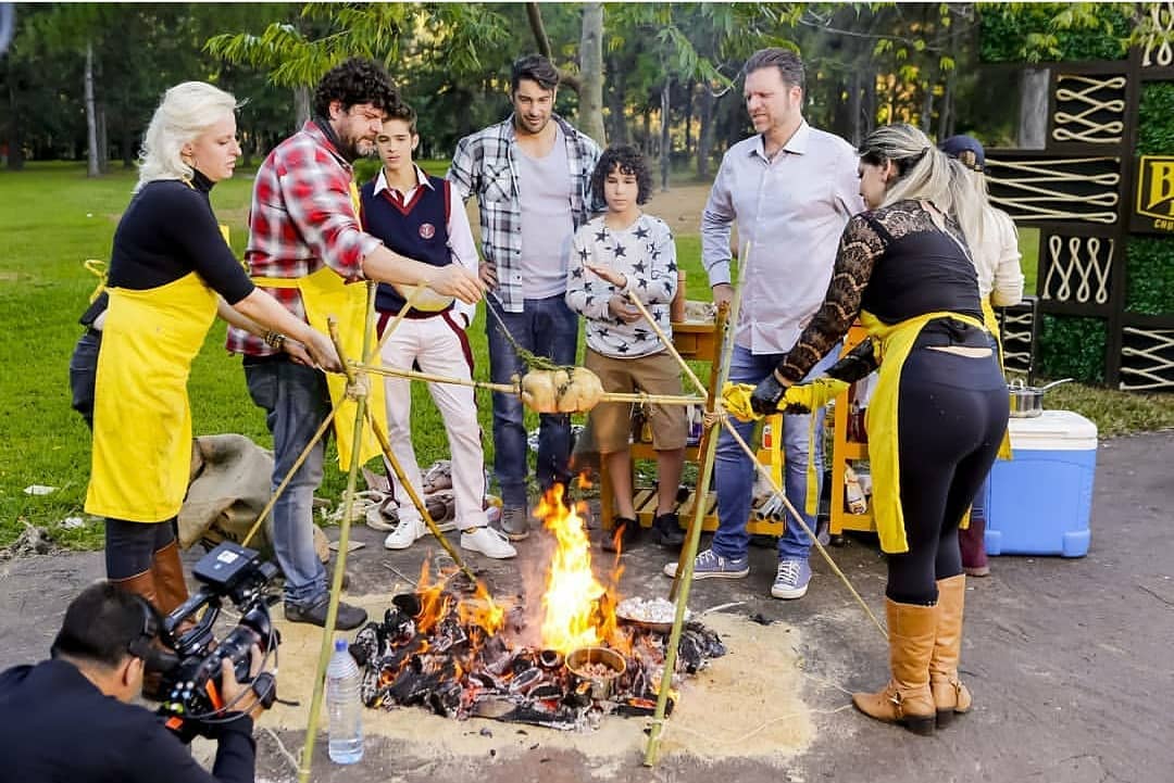 loverAvila_'s tweet photo. Ei pessoal não se esqueça que nesse sábado tem @Joaoguiavila no @sbtbbqbrasil as 18:15 fiquem ligados Ai #MPN #JoaoGuilherme https://t.co/RoppM1yhr0