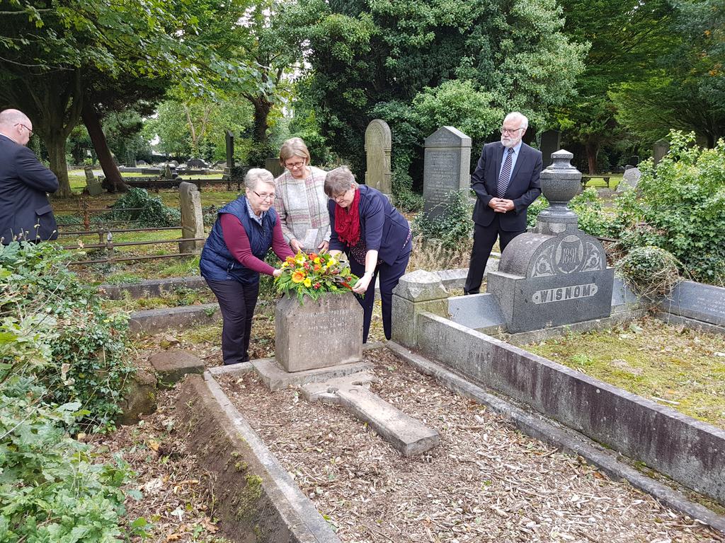 BDA_Deaf's tweet photo. A special commemoration was held for Francis Maginn, Rev.John Kinghan and Wilhelmina Tredennick at Belfast City Cemetery where we learned about each of their commitments throughout their lives, to the Deaf community.
#IWDeaf2018 #GiveSignLanguage #SupportSignLanguage https://t.co/VtVDhCx6LI