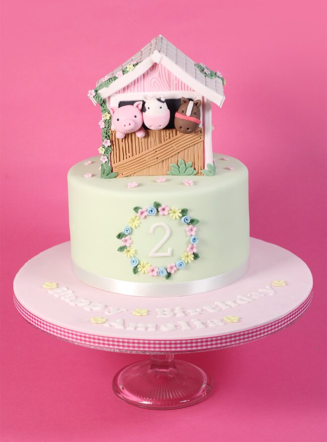 ThirzahSlater's tweet photo. (New!) cake creation!! I absolutely LOVED creating this farm animals in a barn cake 🐷🐮🐴 This is made from vanilla sponge cake filled with vanilla buttercream &amp; strawberry jam..yummy! #barncake #farmanimalscake #sugarcraft #handmade #cutecakes #floralcakes #piggy #cow #horse https://t.co/okplz4v8Q4