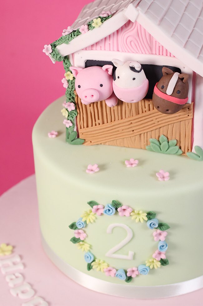 ThirzahSlater's tweet photo. (New!) cake creation!! I absolutely LOVED creating this farm animals in a barn cake 🐷🐮🐴 This is made from vanilla sponge cake filled with vanilla buttercream &amp; strawberry jam..yummy! #barncake #farmanimalscake #sugarcraft #handmade #cutecakes #floralcakes #piggy #cow #horse https://t.co/okplz4v8Q4