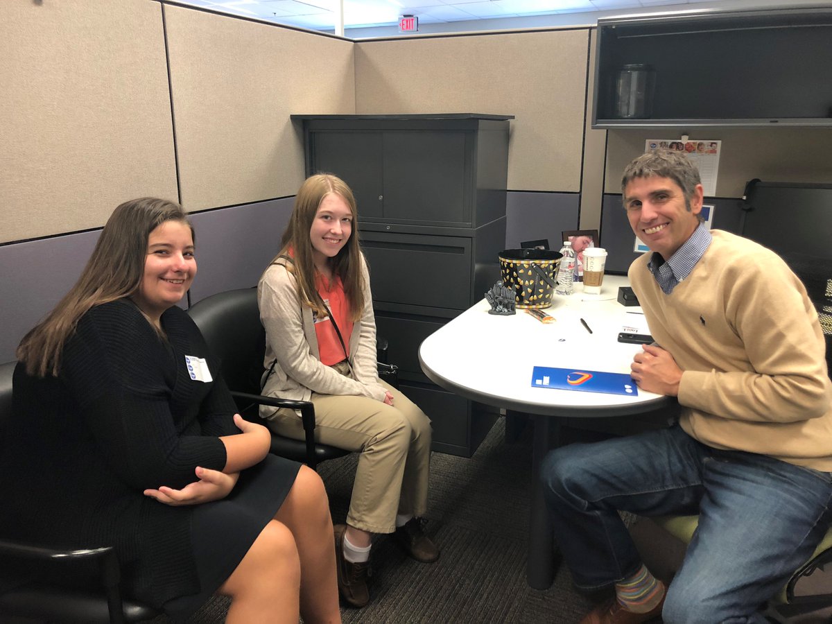 kroger_tech's tweet photo. Today 42 students from 17 Greater Cincinnati area High Schools came together to spend the day at Kroger Technology learning about the many different technical career paths that we have to offer!
#INTERalliance #jobshadow #krogertech #cincyisit #highschoolstudents #techcareers https://t.co/pAFhi19U9j