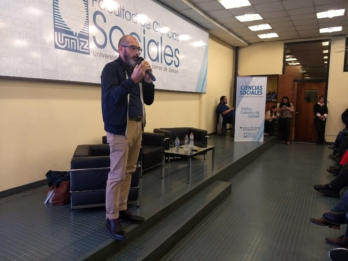 FcomAustral's tweet photo. "Hay que valorar la teoría, toda estrategia tiene un planteamiento teórico, filosófico", @ElizaldeLuciano en @SocialesUNLZ. #JornadaComUNLZ https://t.co/8lZQMoagvm