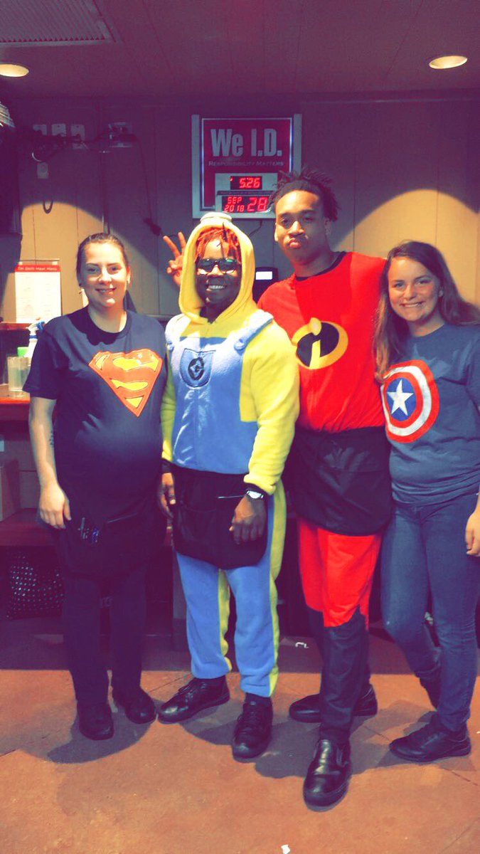 baileyblankens8's tweet photo. LETS GET THIS NIGHT SHIFT!! #ChilisFamily  #chilihead  #chilis #chilisLove @amanda3mckinney https://t.co/yudeGYoBMm