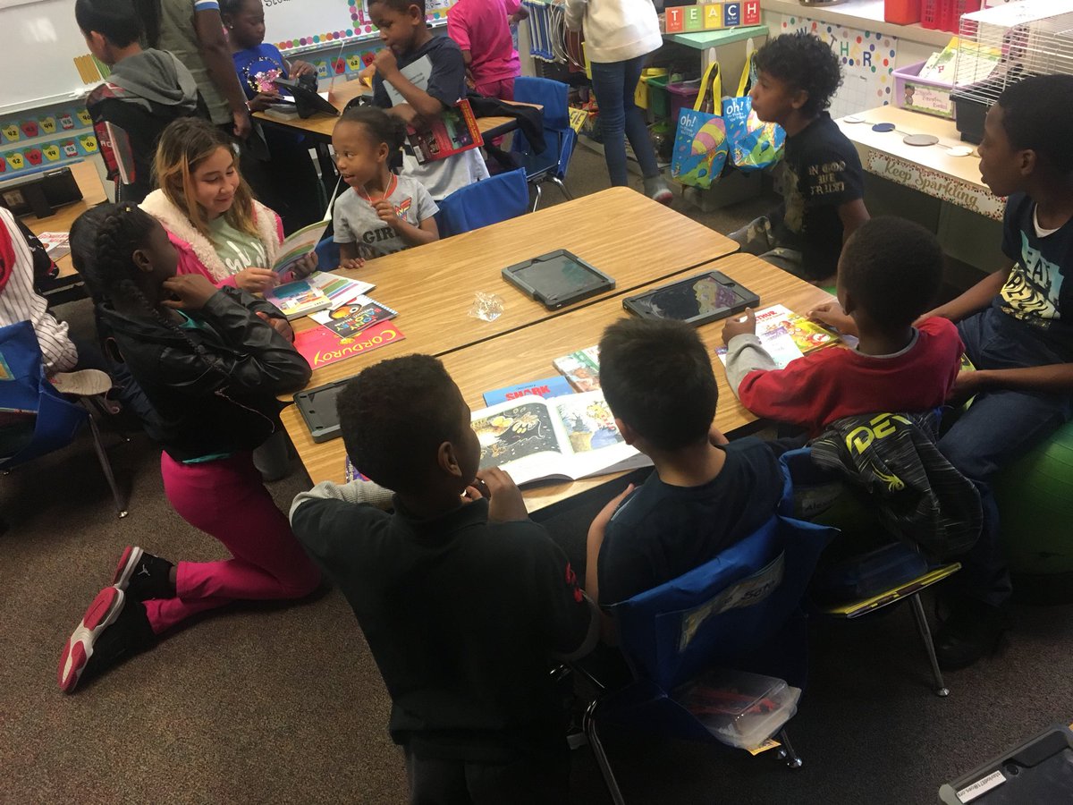 M_Zeiszler's tweet photo. First book buddies meeting of the year @OPS_Kennedy @JenniferRuud Tigernation loves reading 📚 https://t.co/x9Z2Ej0Hdb
