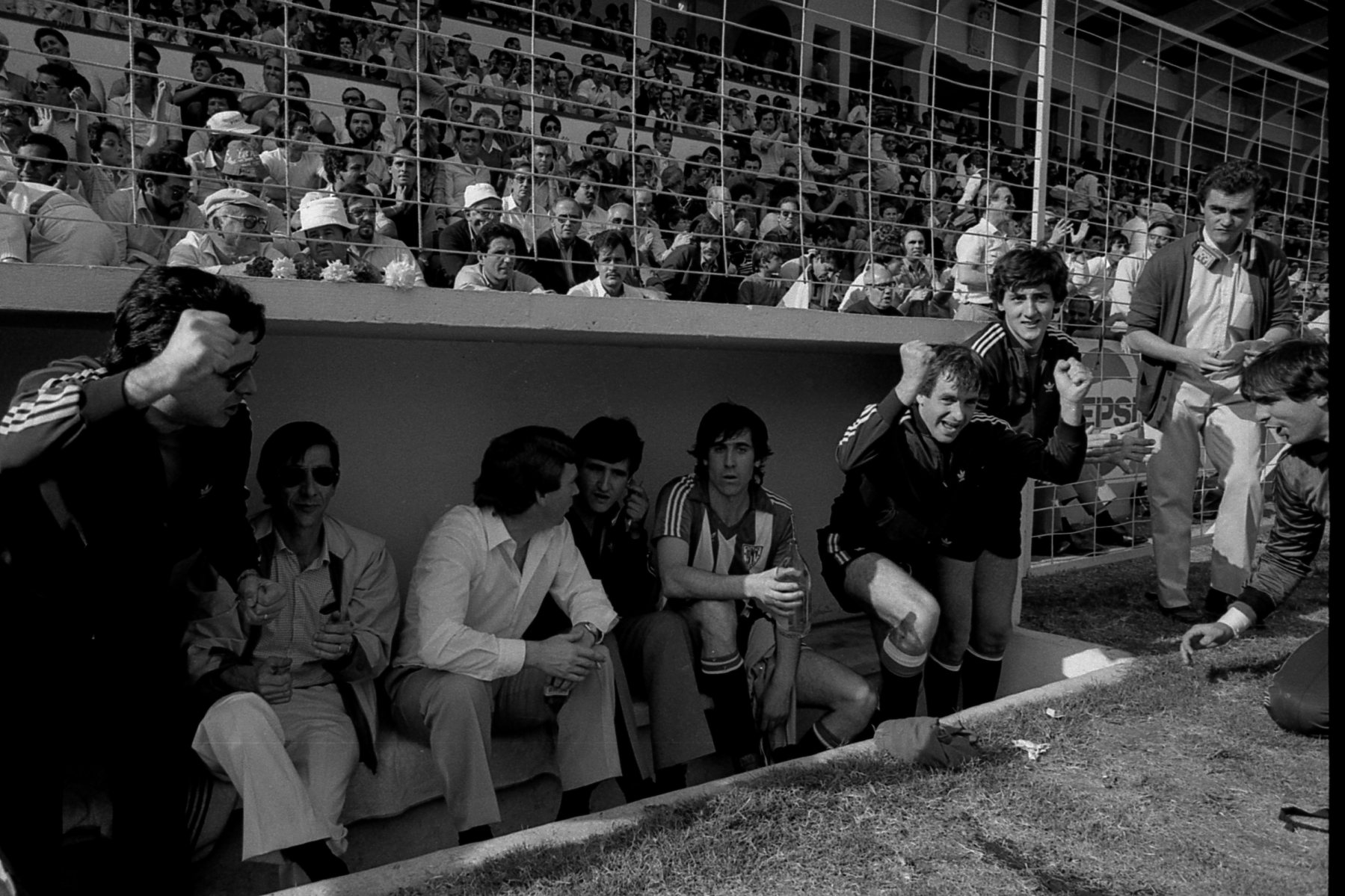 FOTOS HISTORICAS O CHULAS  DE FUTBOL - Página 20 DoNxvh8XUAA7fLG