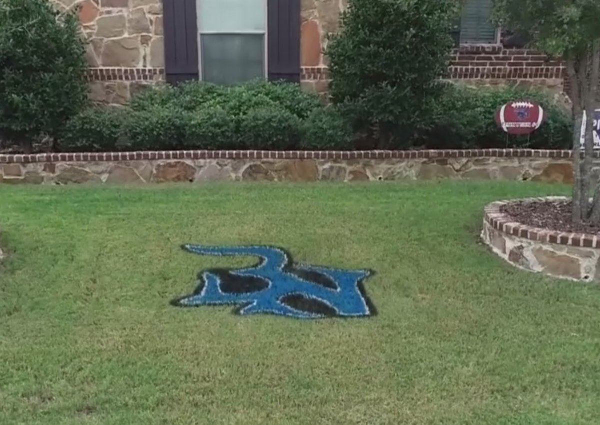 CBSNewsTexas's tweet photo. 50-Yard Line Logos Appearing On North Texas Lawns
https://t.co/sMBMaXbLAL https://t.co/b4WqoxGIwl