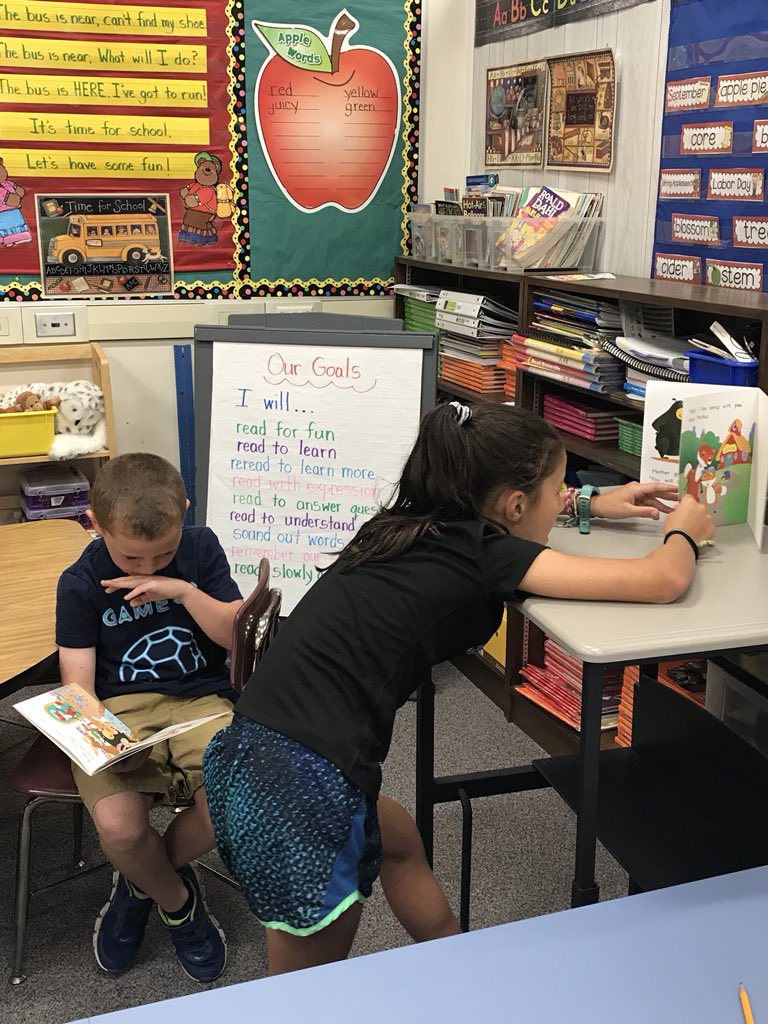 HollyBarrett15's tweet image. Reading is fun! #casmiles