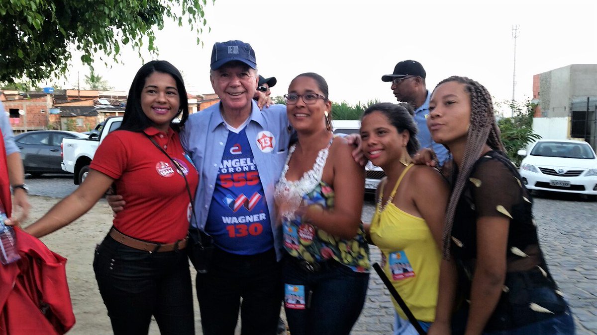 JoaoLeaoOficial's tweet photo. Em #Camacan o povo fez uma super caminhada com o #TimeCorreria ! Obrigado meus bonitões e bonitonas pelo carinho com @jaqueswagner , 130; @angelocoronel_ , 555 e comigo! #JoãoLeão #ViceGovernador #TimeCorreria #Rui13 #Wagner130 #Coronel555 #RuiELeãoColadosComOPovo https://t.co/6JeZI354to