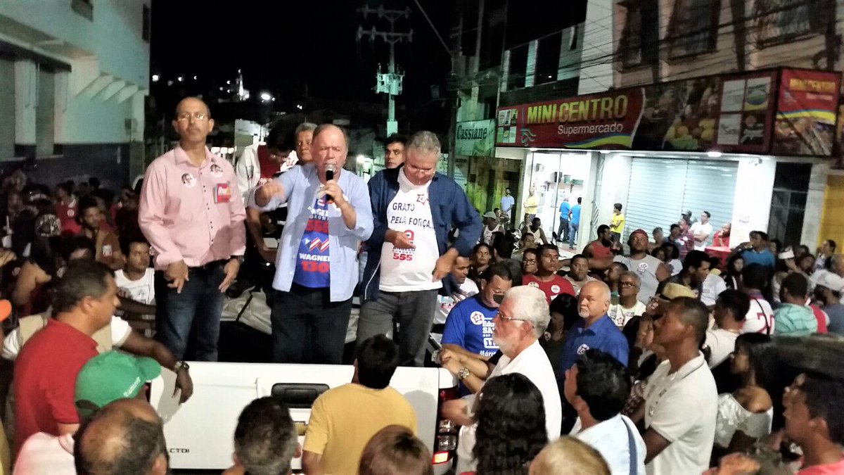 JoaoLeaoOficial's tweet photo. Em #Camacan o povo fez uma super caminhada com o #TimeCorreria ! Obrigado meus bonitões e bonitonas pelo carinho com @jaqueswagner , 130; @angelocoronel_ , 555 e comigo! #JoãoLeão #ViceGovernador #TimeCorreria #Rui13 #Wagner130 #Coronel555 #RuiELeãoColadosComOPovo https://t.co/6JeZI354to