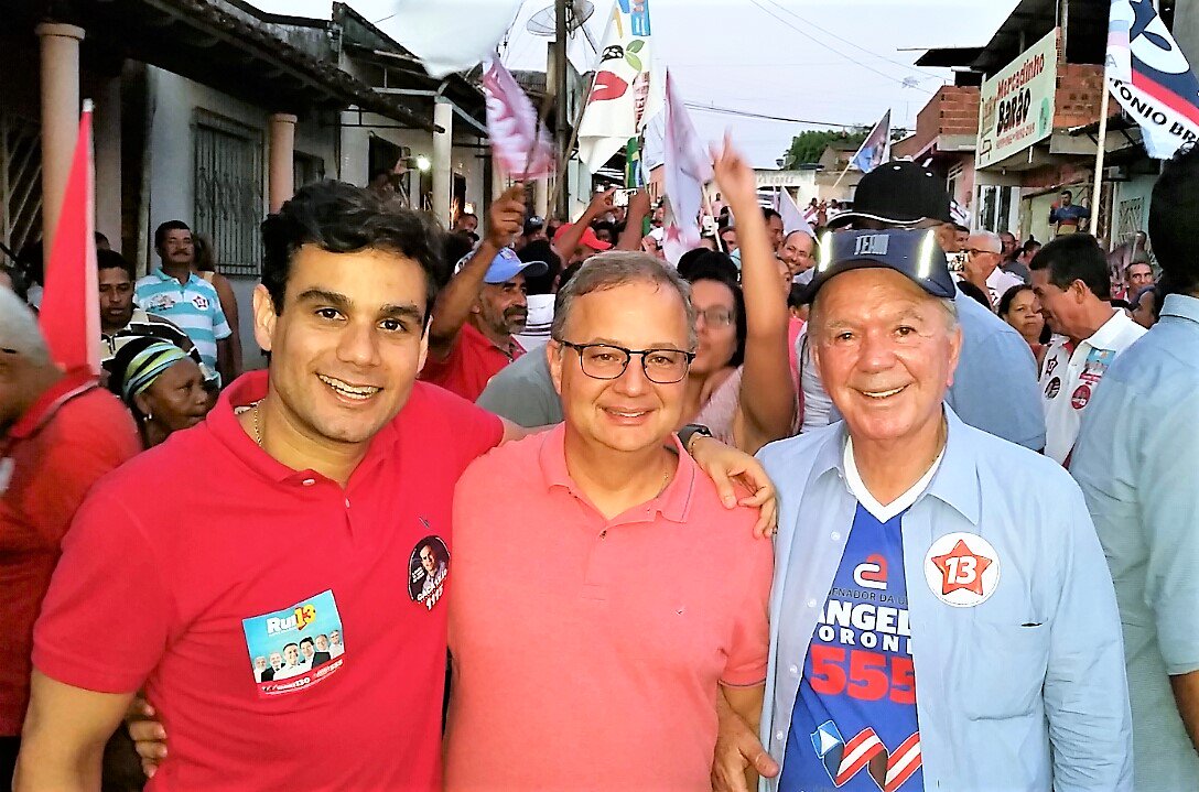 JoaoLeaoOficial's tweet photo. Em #Camacan o povo fez uma super caminhada com o #TimeCorreria ! Obrigado meus bonitões e bonitonas pelo carinho com @jaqueswagner , 130; @angelocoronel_ , 555 e comigo! #JoãoLeão #ViceGovernador #TimeCorreria #Rui13 #Wagner130 #Coronel555 #RuiELeãoColadosComOPovo https://t.co/6JeZI354to