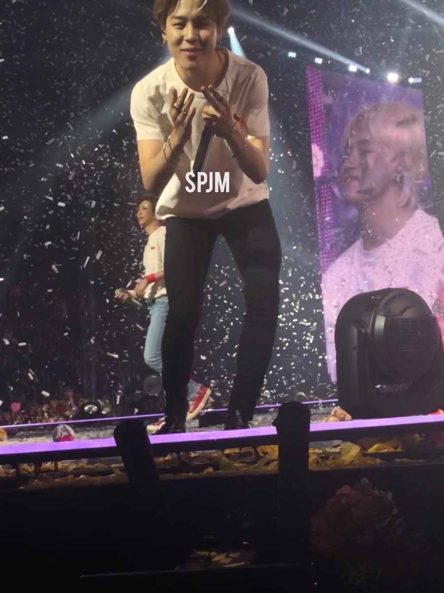 sweaterpawschim's tweet photo. Goodbye everyone, this was the end of me #BTSinNewark https://t.co/uCoesoeeD4