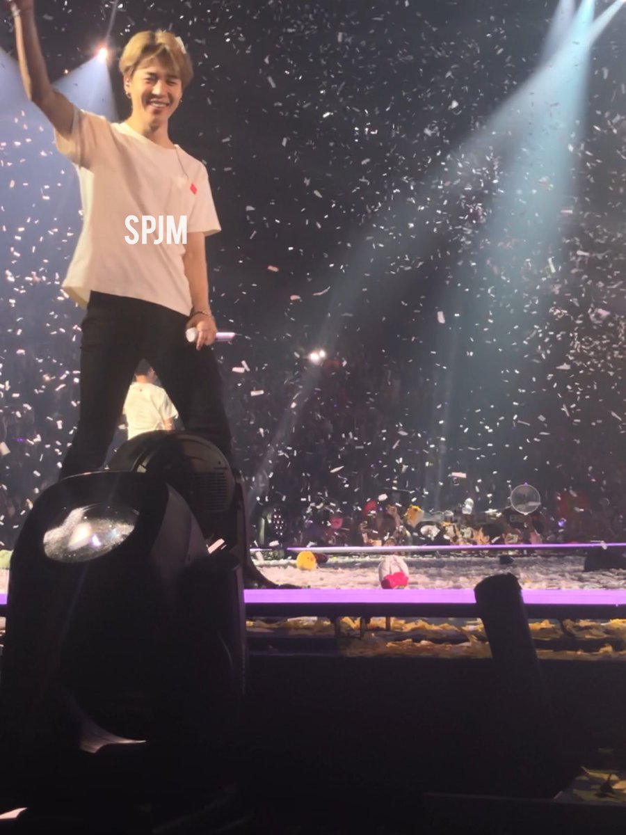 sweaterpawschim's tweet photo. Goodbye everyone, this was the end of me #BTSinNewark https://t.co/uCoesoeeD4