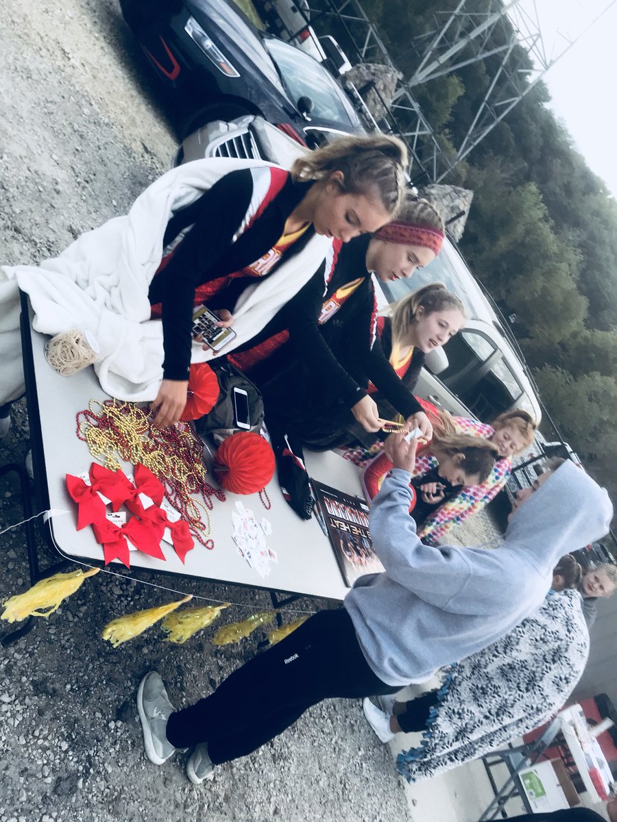 mhspomsteam's tweet photo. Marion fans are pretty fantastic, but Marion POMS fans are the BEST!! We had so much fun greeting fans at the game. Handing out beads, tattoos, signed posters and bows was just icing on the cake!! We LOVE our fans β€οΈπβ€οΈπ #mhshomecoming #mhspoms https://t.co/Xzx0Z3awoh