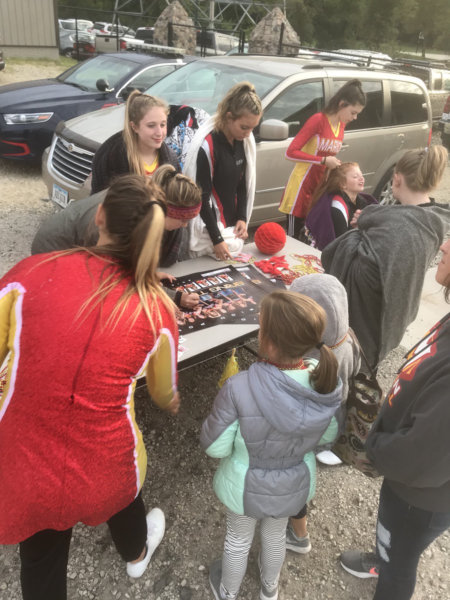 mhspomsteam's tweet photo. Marion fans are pretty fantastic, but Marion POMS fans are the BEST!! We had so much fun greeting fans at the game. Handing out beads, tattoos, signed posters and bows was just icing on the cake!! We LOVE our fans β€οΈπβ€οΈπ #mhshomecoming #mhspoms https://t.co/Xzx0Z3awoh