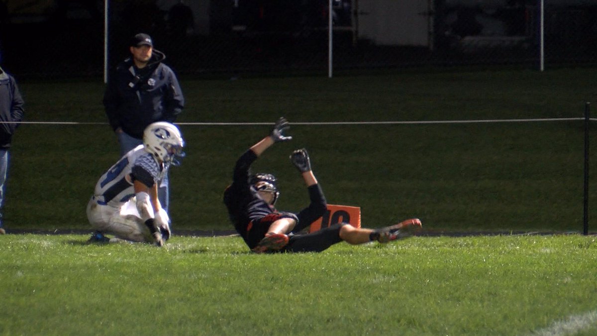 WAOWPhotog2's tweet photo. I captured a pretty good catch by Stratford's Vaughn Breit. #espntopplay? #goodcatch #highschoolfootball #SportsExpress9

https://t.co/jigwfajh2M https://t.co/1BBy44UTeT