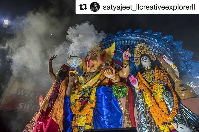 BBSRBuzz's tweet photo. #jatni #ganeshpuja #bhubaneswarbuzz pic courtesy @satyajeet_llcreativeexplorerll ・・・
Bappa Vighnaharta
.
The payer time before Vighnaharta leaves for Visarjan
.
#nikond750 #natgeotravelindia #indianculture #culturesofindia #ganeshchaturthi2018 #festivals #festivalinindia #i… https://t.co/foLNInHjv6