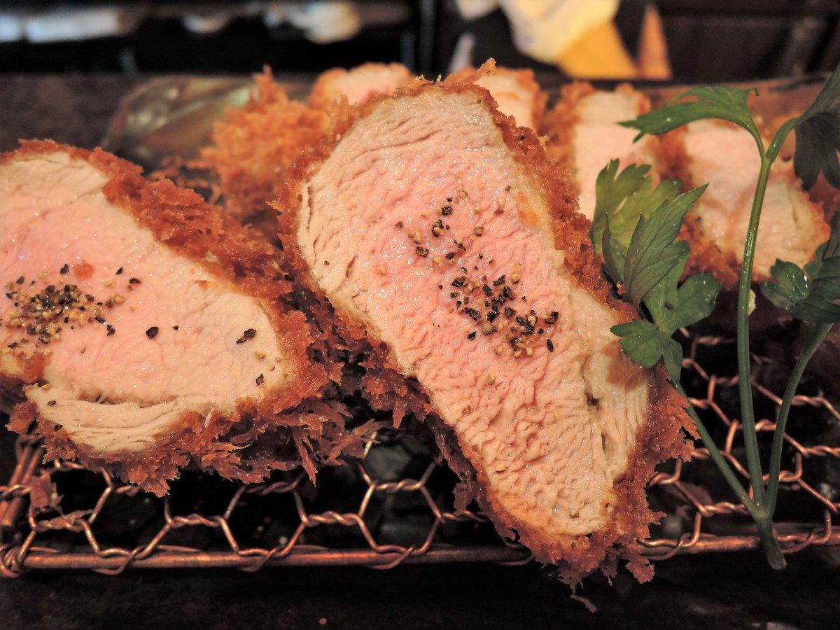 シン A Twitter とんかつマンジェのtokyo X 特上ヘレカツの至高のとんかつ盛合せ 手前が特ヘレ 奥がtokyo Xのロース 中が ピンクの絶妙な揚げ加減 外はこんがりサクサク 中はジューシーであふれる肉汁 また大阪に行きたいな とんかつマンジェ 至高の