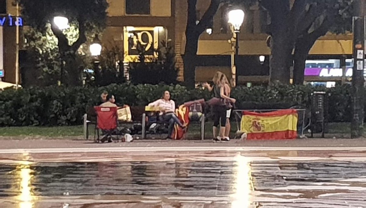 alextremp's tweet photo. ⚠️ ATENCIÓ

La Acampada Feixista convocada per Vizern a la Plaça Catalunya està sent tot un èxit: 5 persones.

Com dirien ells.... Cinco cinco, por el jusapol te la hinco. 

No sigueu dolents i inviteu-los a una xocolata calenta 😂

#ForaXusmapol https://t.co/qzaZKlXFMG