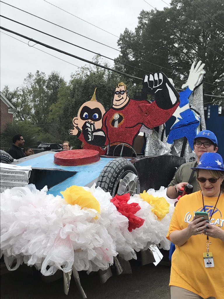 ainslie79's tweet photo. Fayette Ware Homecoming Parade @OESrockSTARS @suptking https://t.co/5dBtkmBzhA