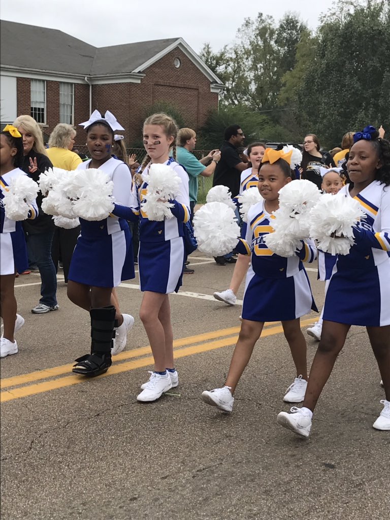 ainslie79's tweet photo. Fayette Ware Homecoming Parade @OESrockSTARS @suptking https://t.co/5dBtkmBzhA