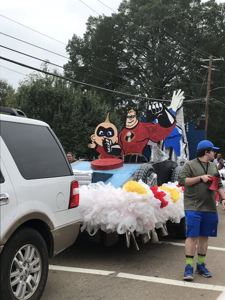 ainslie79's tweet photo. Fayette Ware Homecoming Parade @OESrockSTARS @suptking https://t.co/5dBtkmBzhA