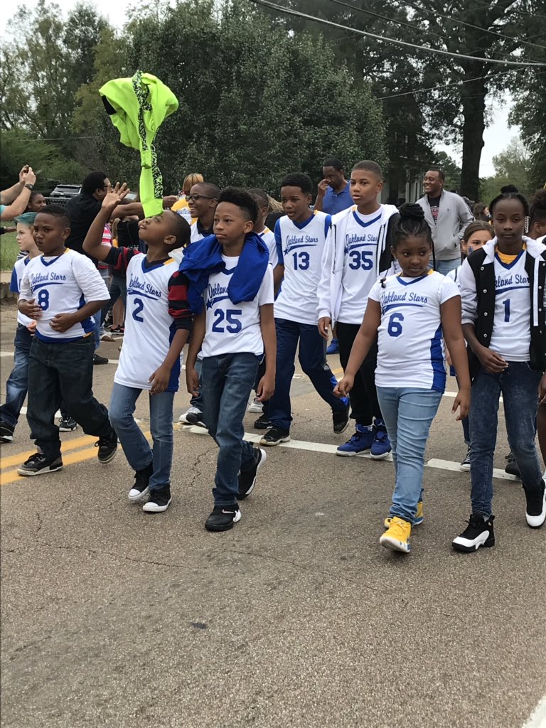 ainslie79's tweet photo. Fayette Ware Homecoming Parade @OESrockSTARS @suptking https://t.co/AyuZxH3kNX