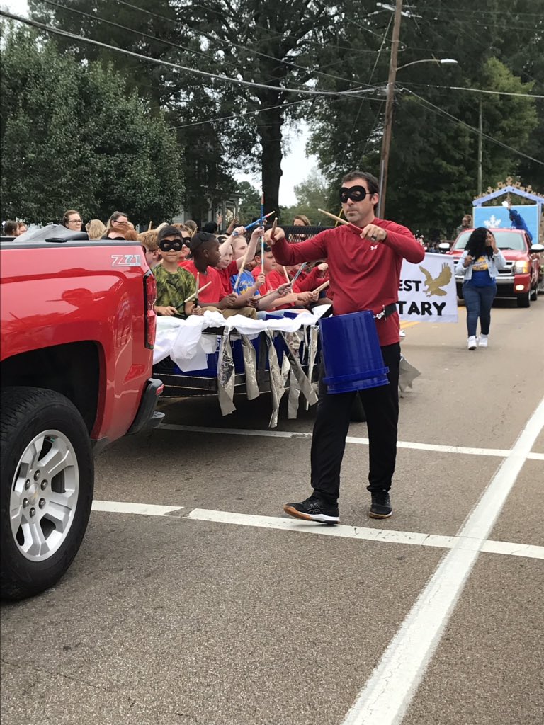 ainslie79's tweet photo. Fayette Ware Homecoming Parade @OESrockSTARS @suptking https://t.co/y7GHOv3sKN