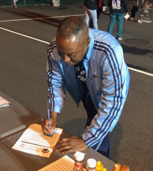 erica_petrone's tweet photo. @PrincipalSingl1 is signing up for the CSA PTA. Have you signed up yet?? @60clearstream #VS30friendlyschools https://t.co/IxOyNTTx9g